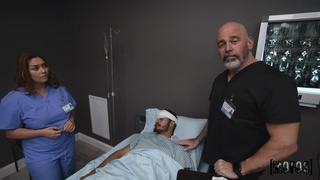 Публичный секс в больнице – медбрат пялит рыжую медсестру с большими буферами