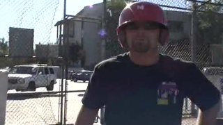 Зрелая блондинка облизывает ствол порочного мужика